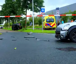 Auto crasht tegen boom na botsing, bestuurder gewond