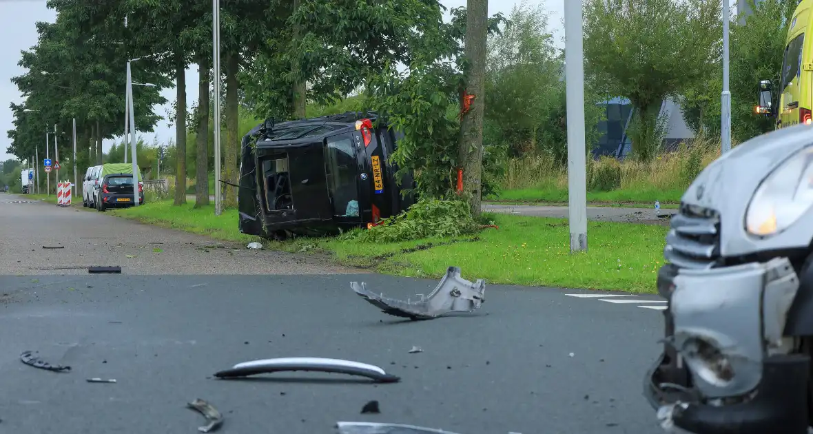 Auto crasht tegen boom na botsing, bestuurder gewond - Foto 1