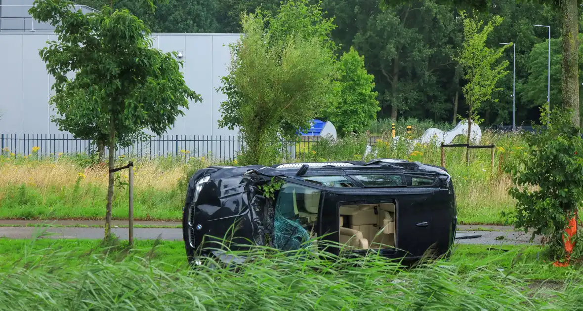 Auto crasht tegen boom na botsing, bestuurder gewond - Foto 4