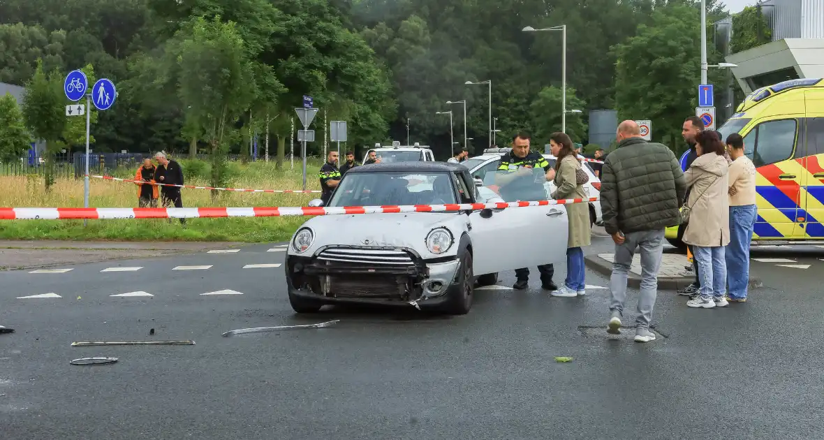 Auto crasht tegen boom na botsing, bestuurder gewond - Foto 5