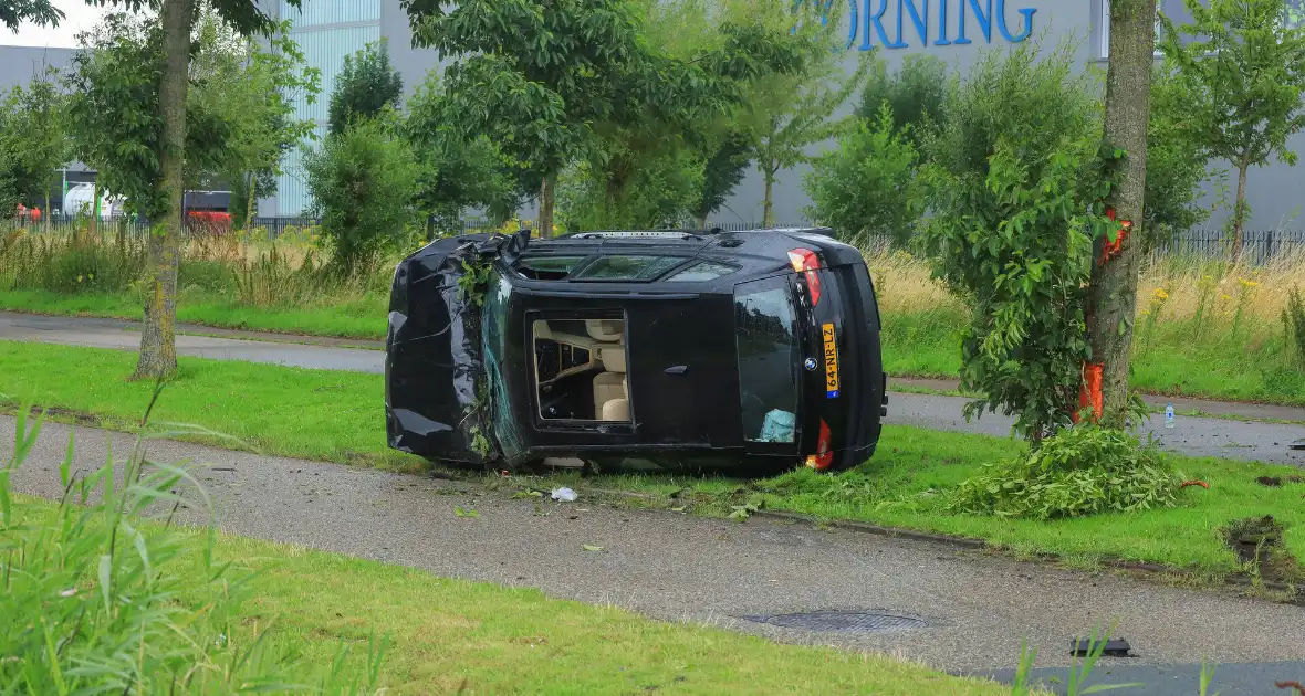 Auto crasht tegen boom na botsing, bestuurder gewond - Foto 6