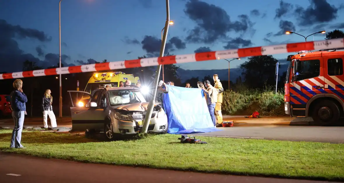 Auto klapt tegen lantaarnpaal, bestuurder zwaargewond