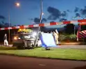 Auto klapt tegen lantaarnpaal, bestuurder zwaargewond