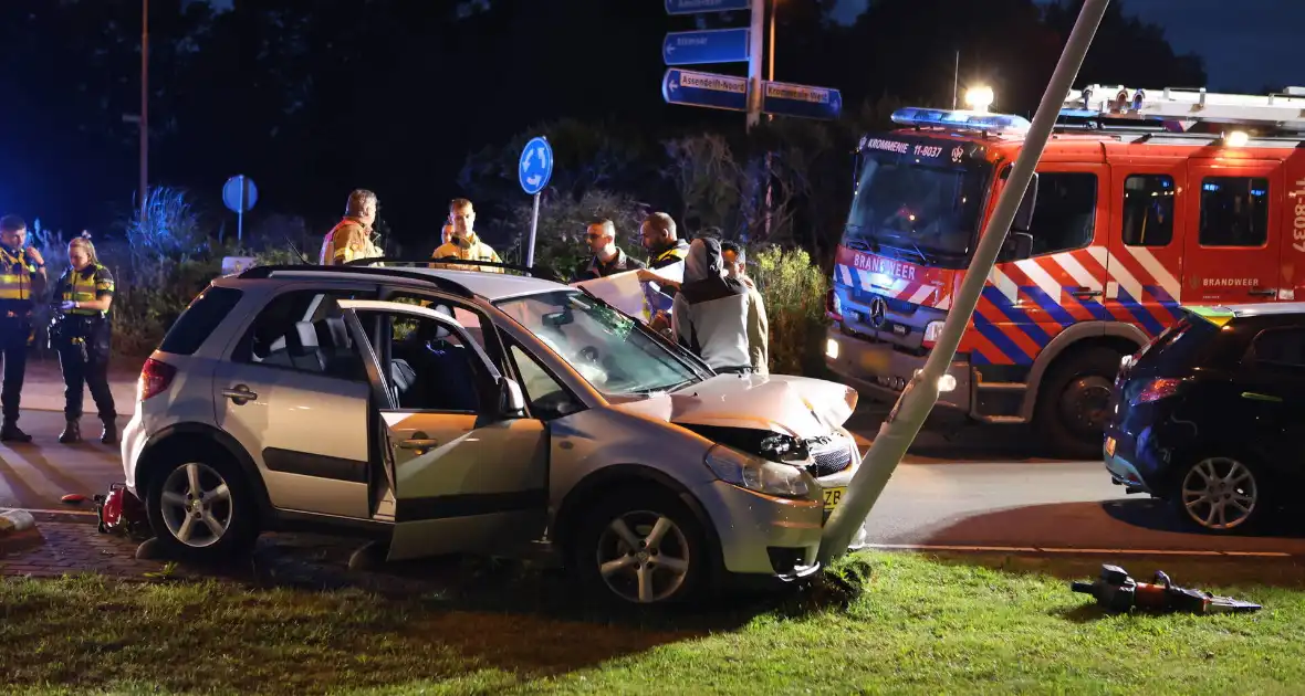 Auto klapt tegen lantaarnpaal, bestuurder zwaargewond - Foto 1