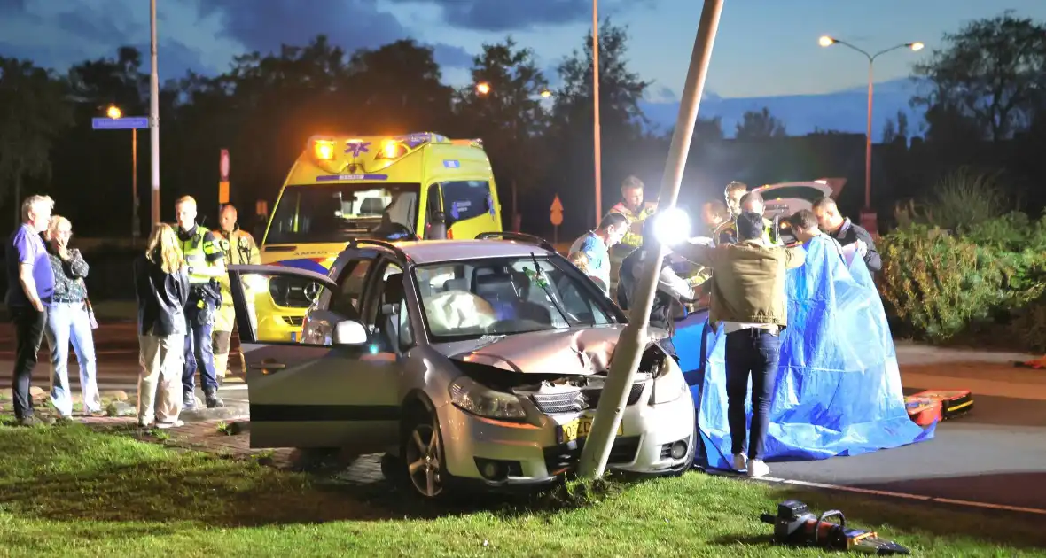Auto klapt tegen lantaarnpaal, bestuurder zwaargewond - Foto 10