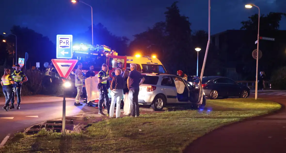 Auto klapt tegen lantaarnpaal, bestuurder zwaargewond - Foto 4