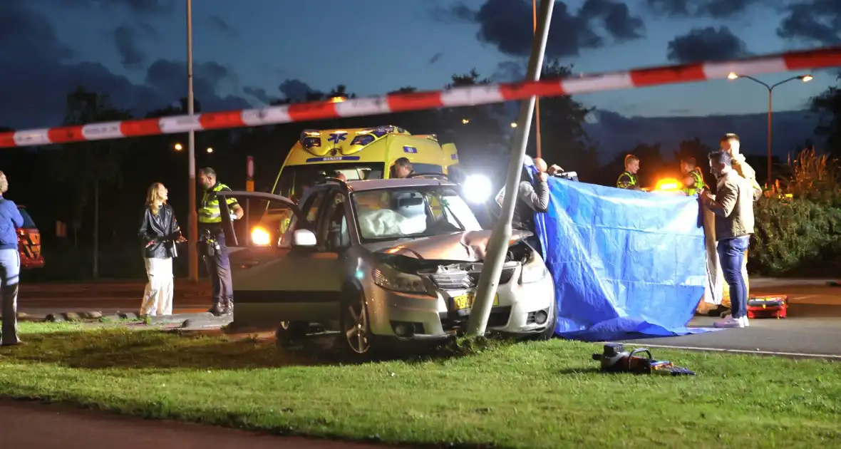 Auto klapt tegen lantaarnpaal, bestuurder zwaargewond - Foto 7