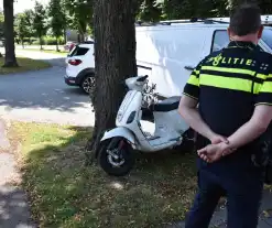 Scooter en bestelbus botsing op elkaar