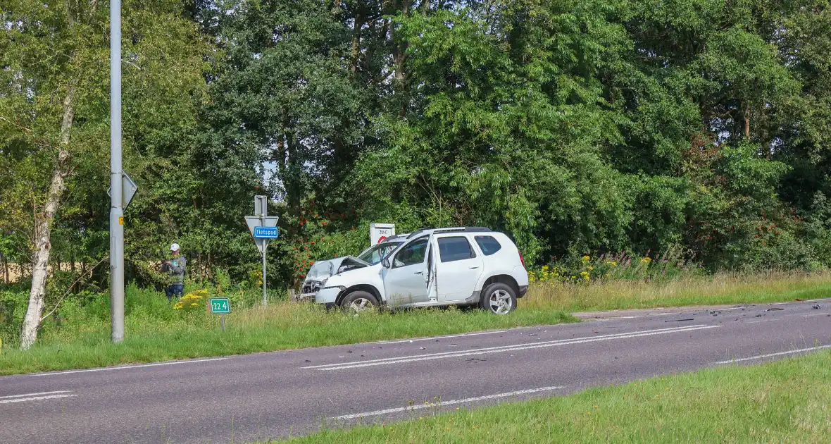 Twee voertuigen botsen met elkaar - Foto 1