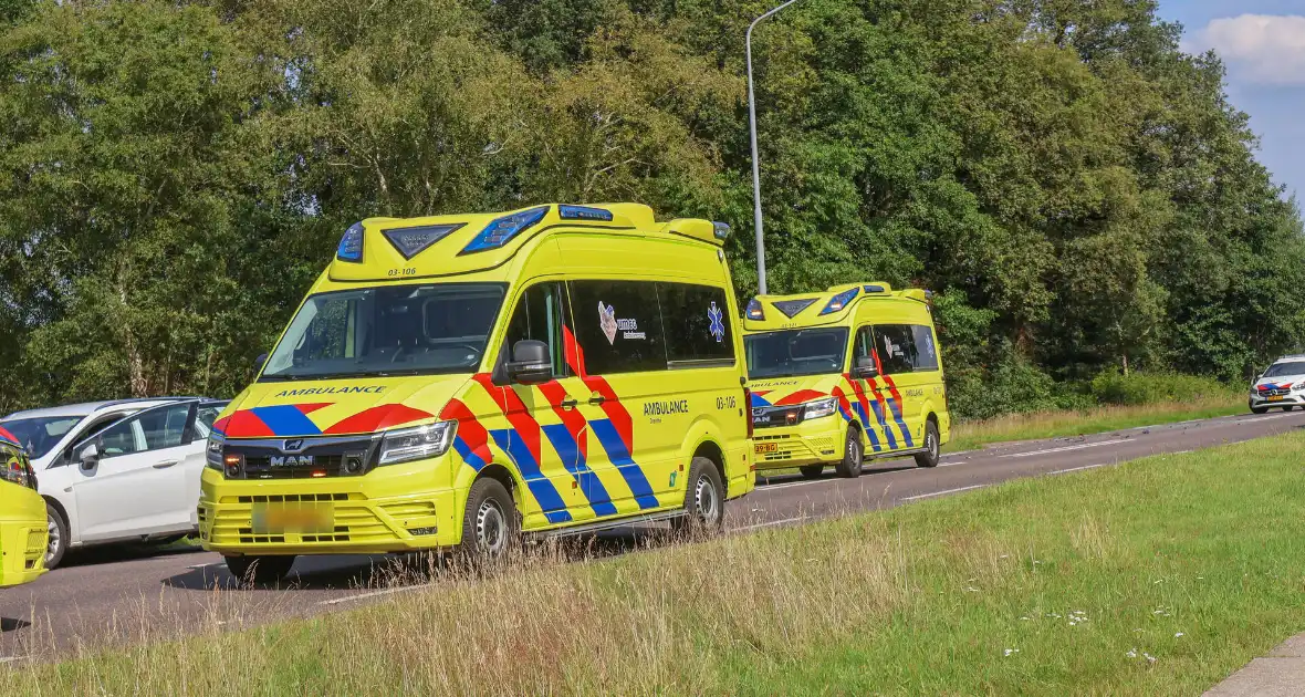 Twee voertuigen botsen met elkaar - Foto 2