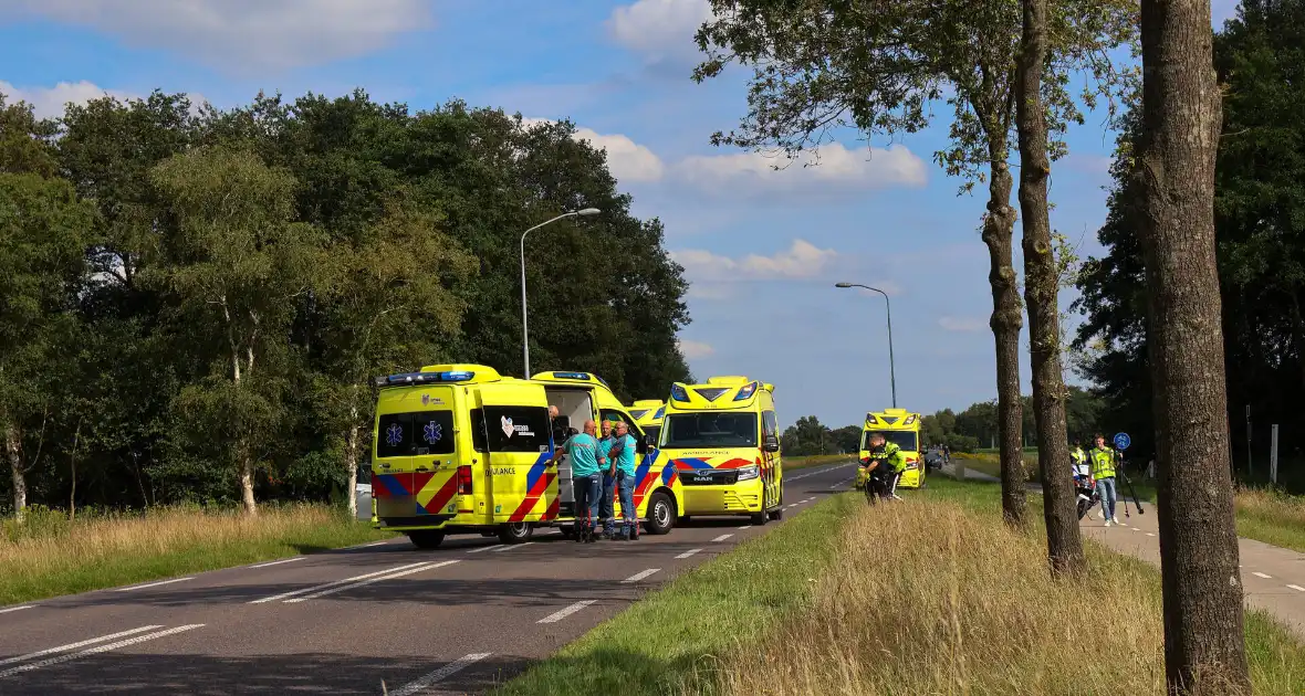 Twee voertuigen botsen met elkaar - Foto 3