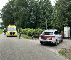 Wielrenner ten val door gat in weg