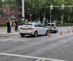 Automobilist rijdt door met zwaar beschadigde auto na kettingbotsing