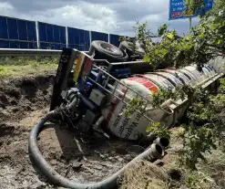 Vrachtwagen raakt van de weg en belandt in sloot