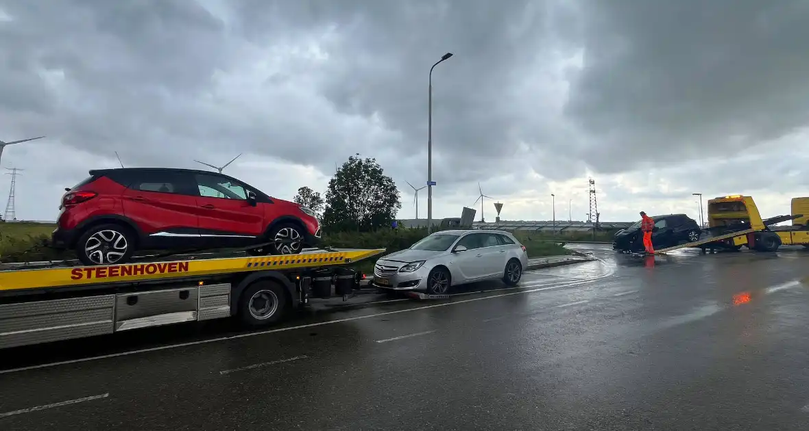 Twee voertuigen zwaar beschadigd na ongeval - Foto 1