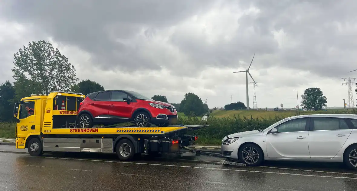 Twee voertuigen zwaar beschadigd na ongeval - Foto 2