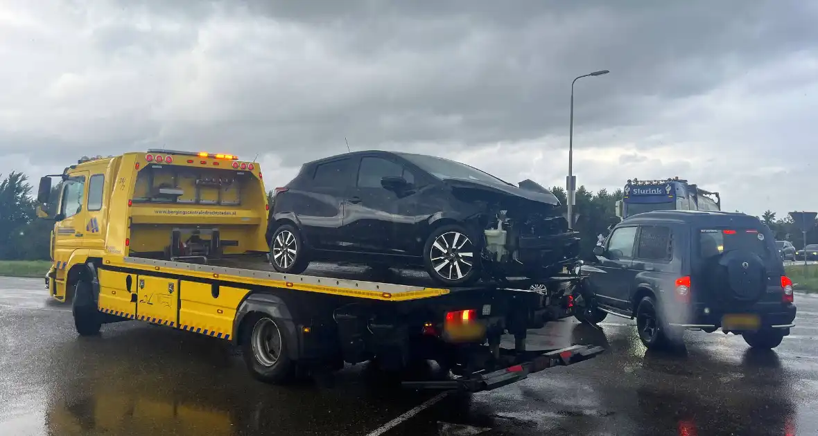 Twee voertuigen zwaar beschadigd na ongeval - Foto 3