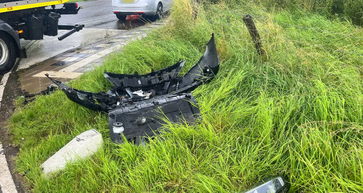 Twee voertuigen zwaar beschadigd na ongeval - Foto 4