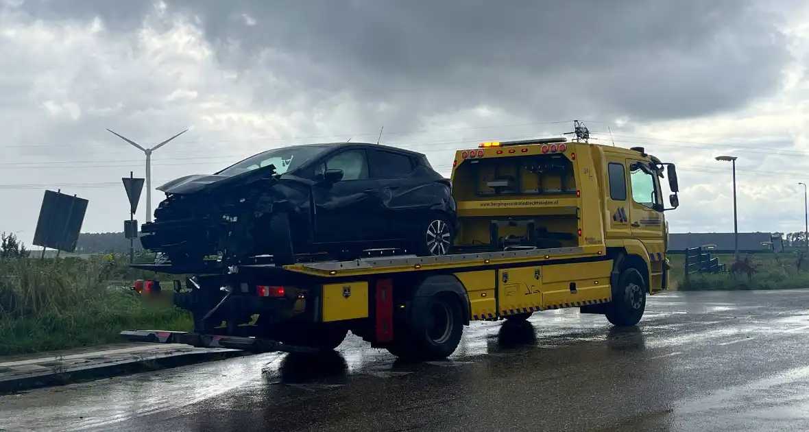 Twee voertuigen zwaar beschadigd na ongeval - Foto 7