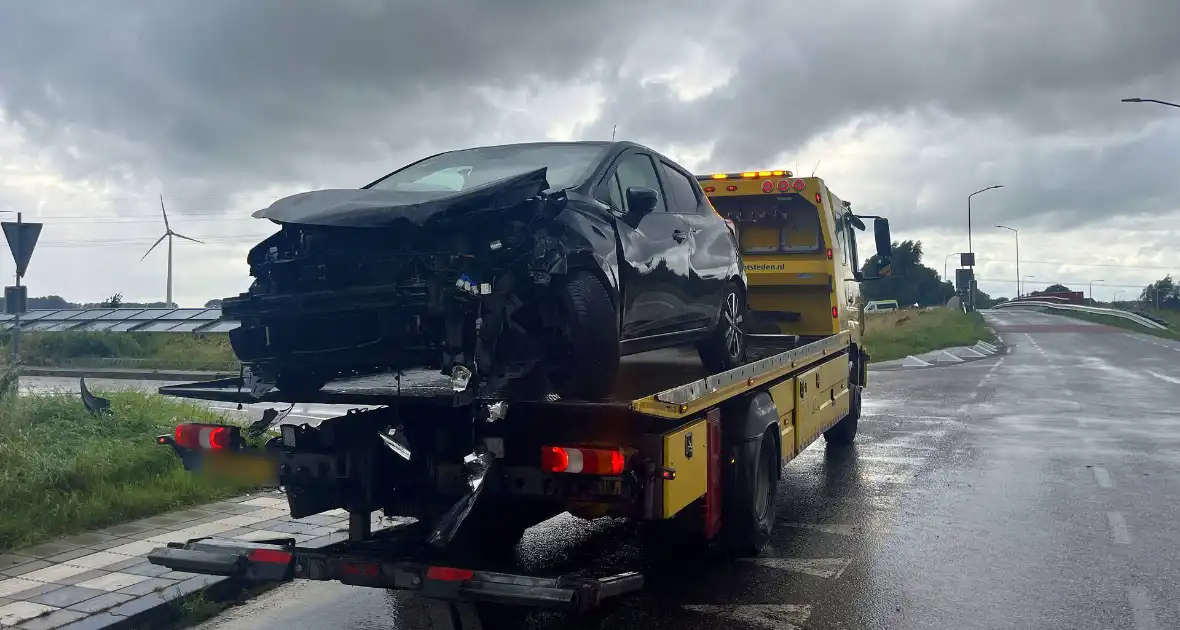 Twee voertuigen zwaar beschadigd na ongeval - Foto 8