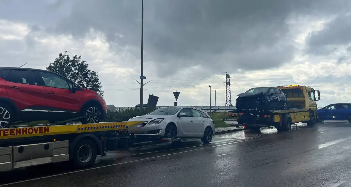 Twee voertuigen zwaar beschadigd na ongeval - Foto 9