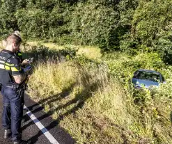 Bestuurder raakt macht over het stuur kwijt en belandt naast de weg