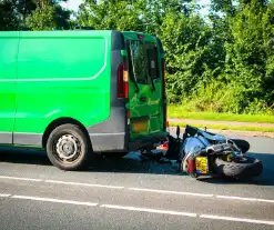 Motorrijder klapt achterop bestelbus