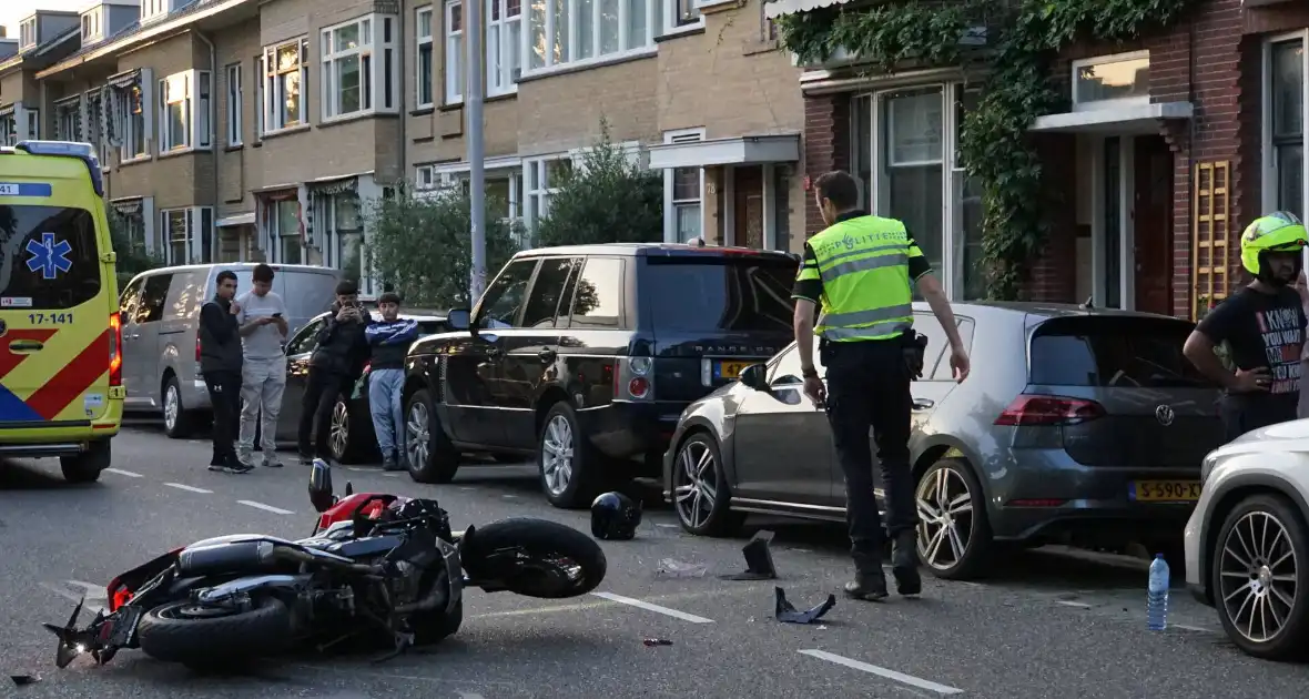 Automobilist schept motorrijder - Foto 7