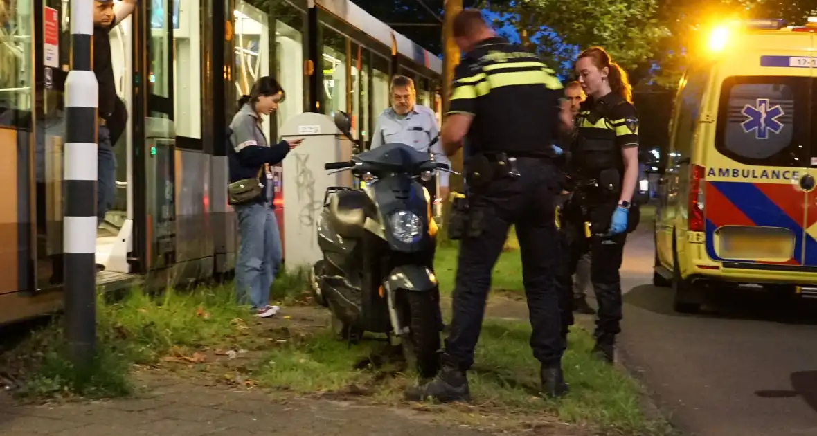 Opzittenden scooter gewond bij botsing met tram