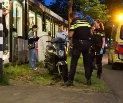 Opzittenden scooter gewond bij botsing met tram