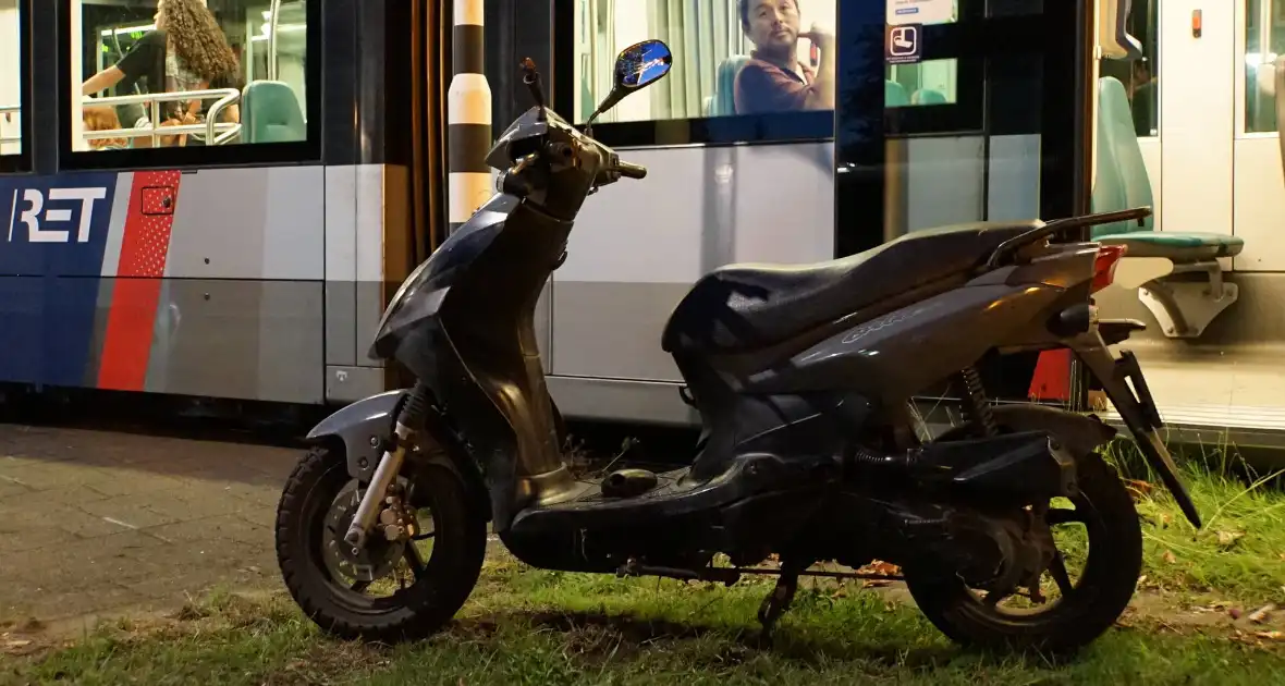 Opzittenden scooter gewond bij botsing met tram - Foto 3