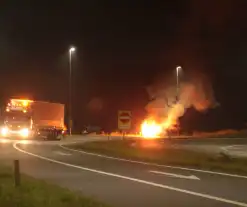 Flinke rookontwikkeling bij felle autobrand