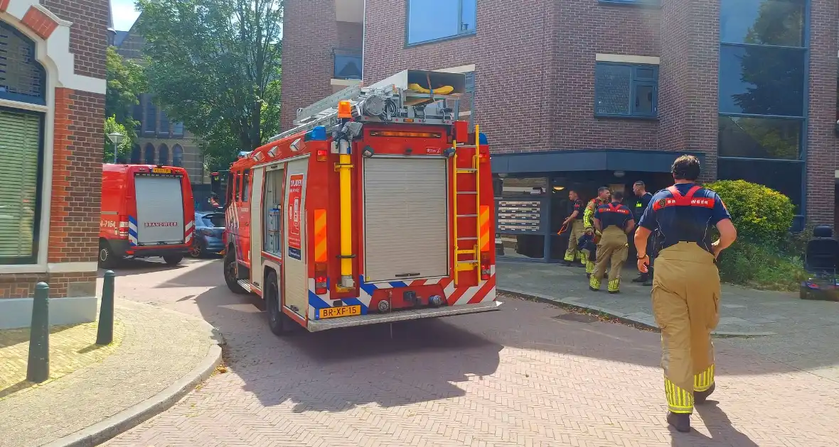 Voorbijganger onder brand in flat