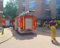 Voorbijganger onder brand in flat