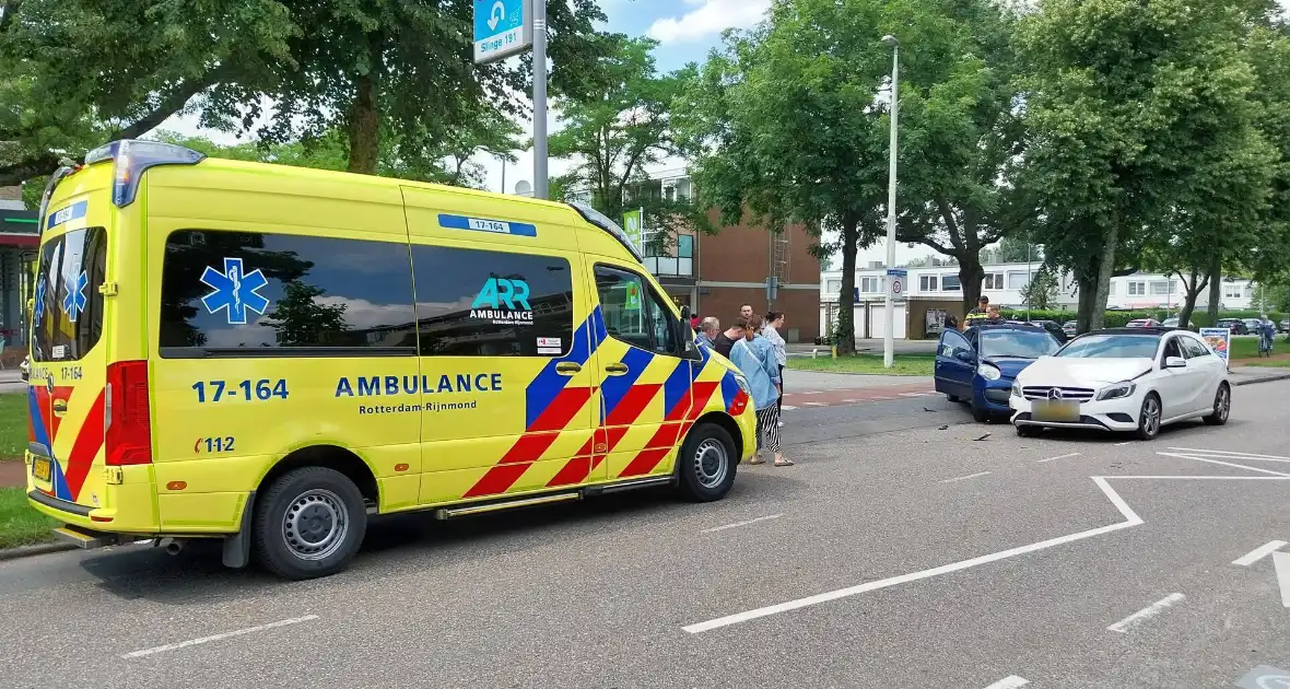 Twee voertuigen met elkaar in botsing op kruising