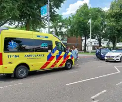 Twee voertuigen met elkaar in botsing op kruising