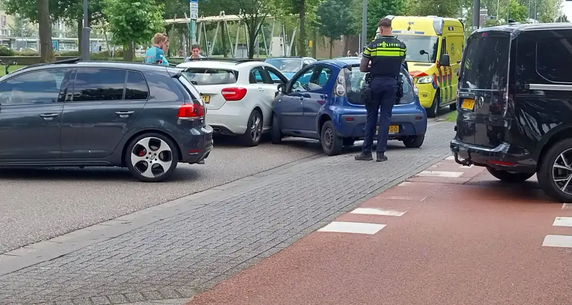 Twee voertuigen met elkaar in botsing op kruising - Foto 1