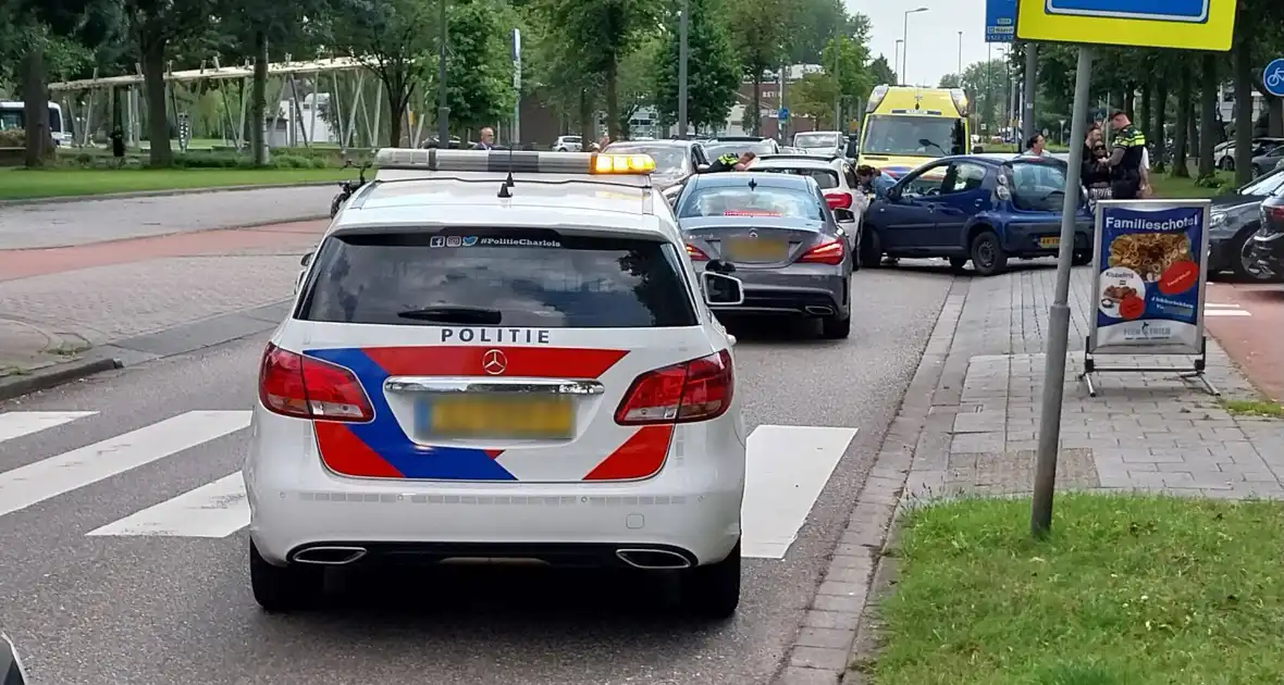 Twee voertuigen met elkaar in botsing op kruising - Foto 2