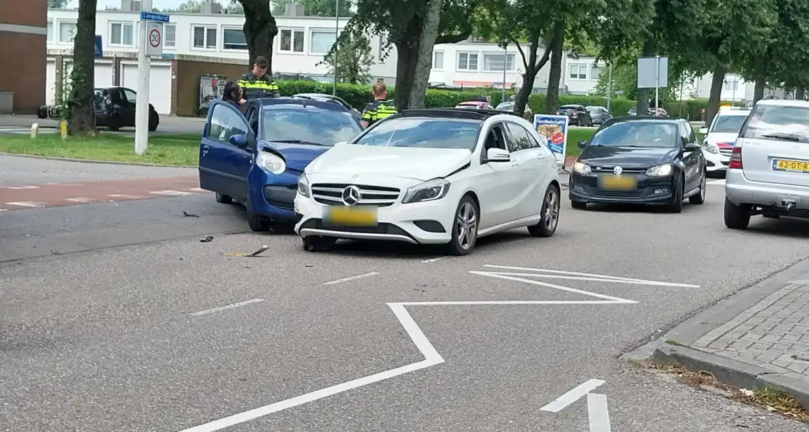 Twee voertuigen met elkaar in botsing op kruising - Foto 3