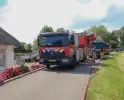 Brandweer blust brand in rietenkap van woning