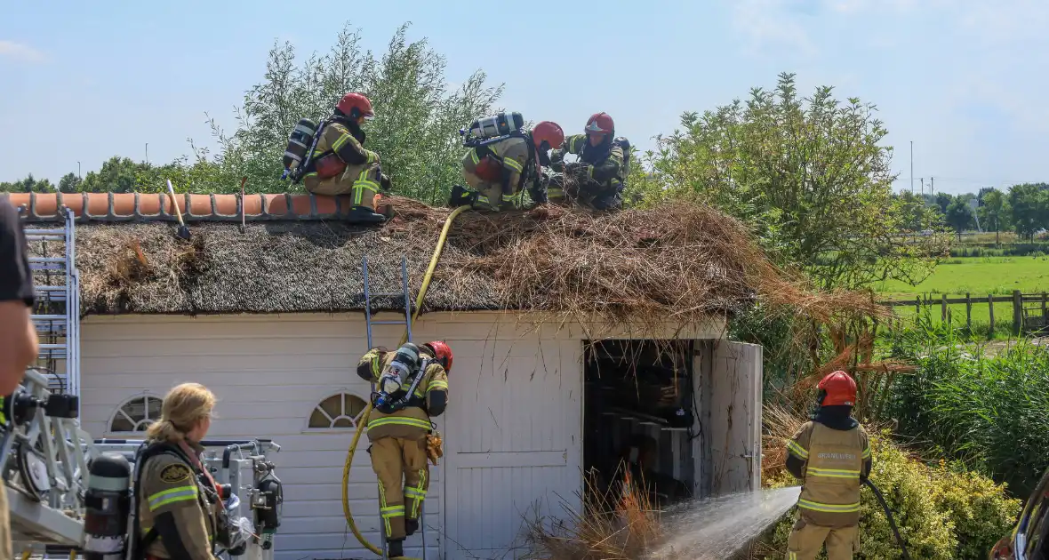Brandweer blust brand in rietenkap van woning - Foto 2