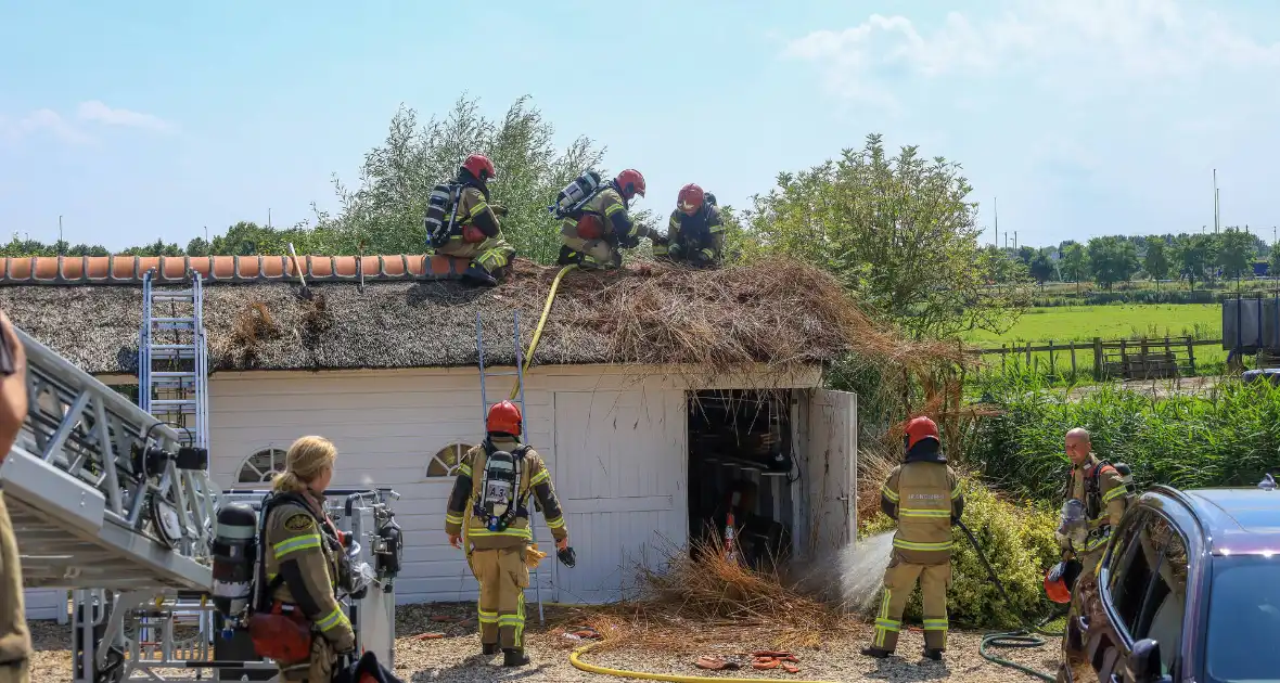Brandweer blust brand in rietenkap van woning - Foto 3