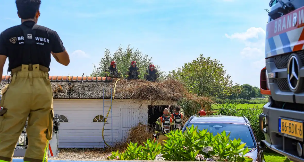 Brandweer blust brand in rietenkap van woning - Foto 4