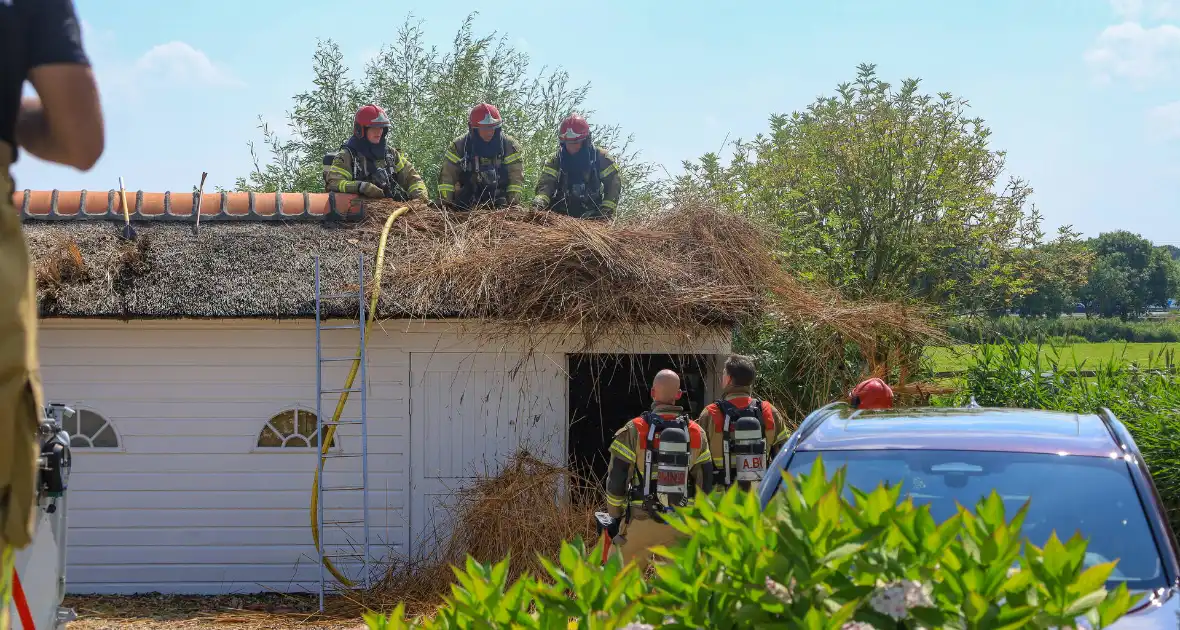 Brandweer blust brand in rietenkap van woning - Foto 5