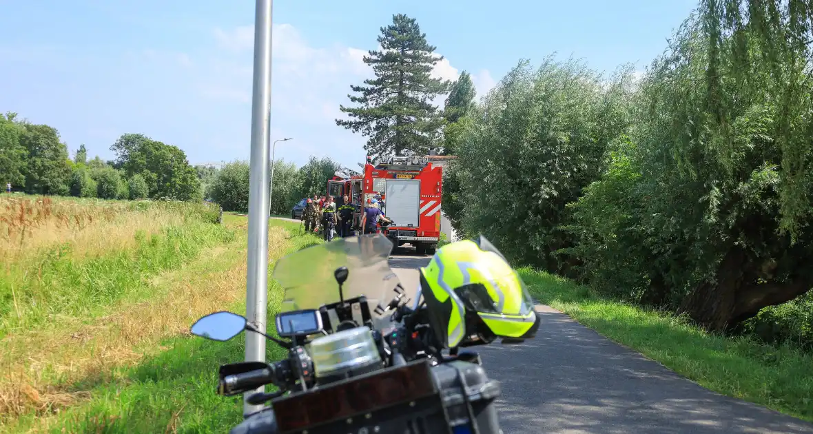 Brandweer blust brand in rietenkap van woning - Foto 6