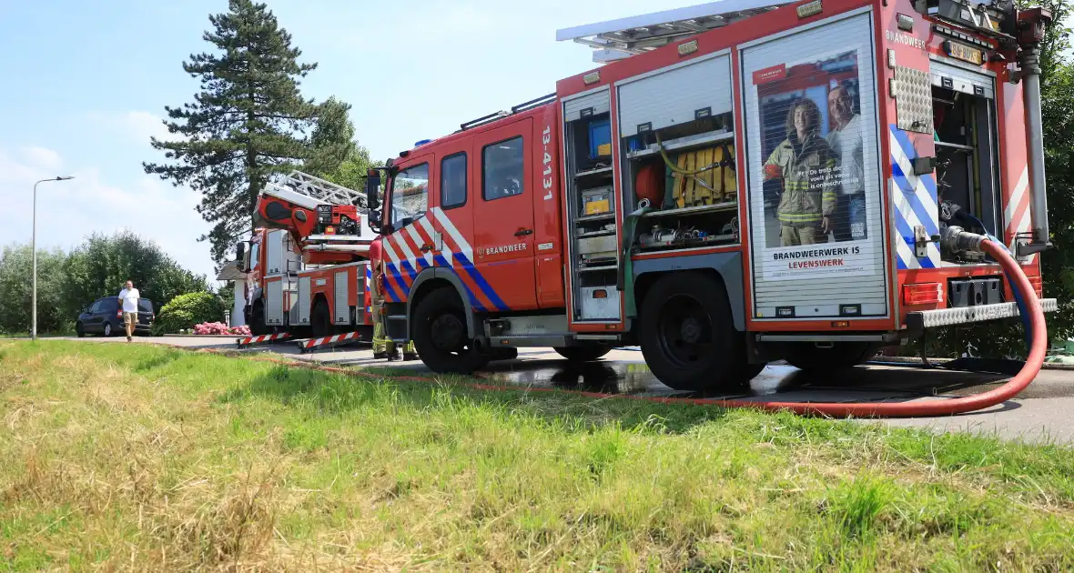Brandweer blust brand in rietenkap van woning - Foto 7