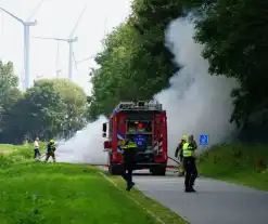 Personenauto vliegt tijdens rijden in brand