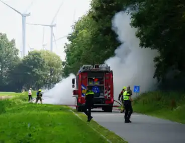 Personenauto vliegt tijdens rijden in brand