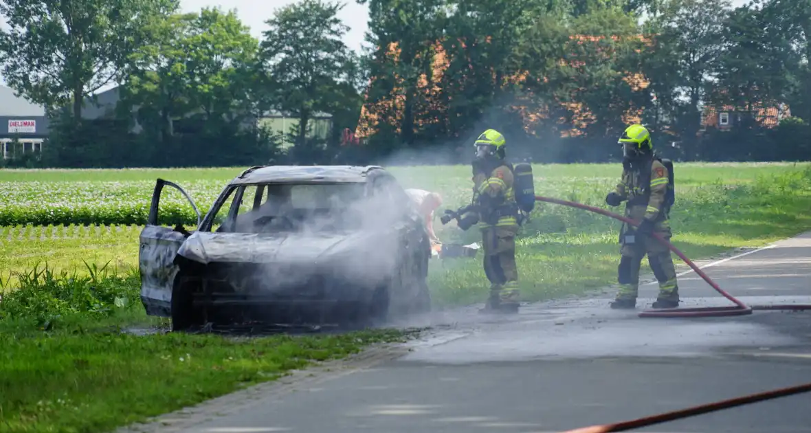 Personenauto vliegt tijdens rijden in brand - Foto 1