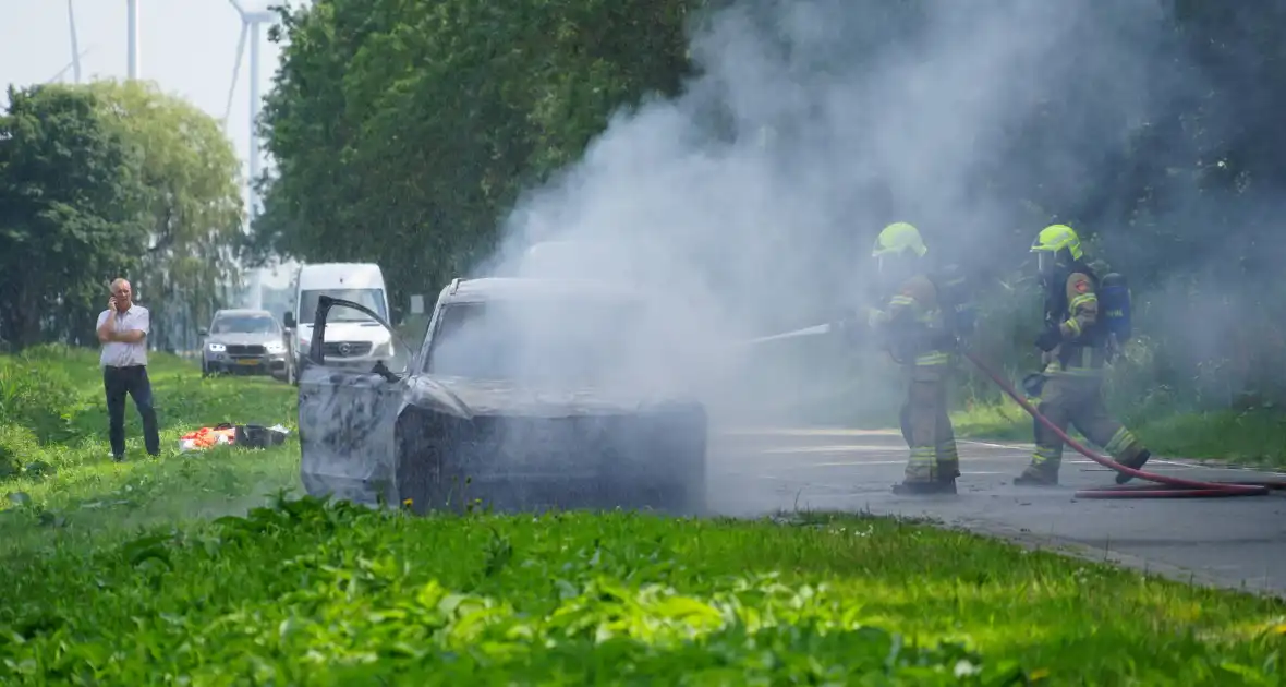 Personenauto vliegt tijdens rijden in brand - Foto 2